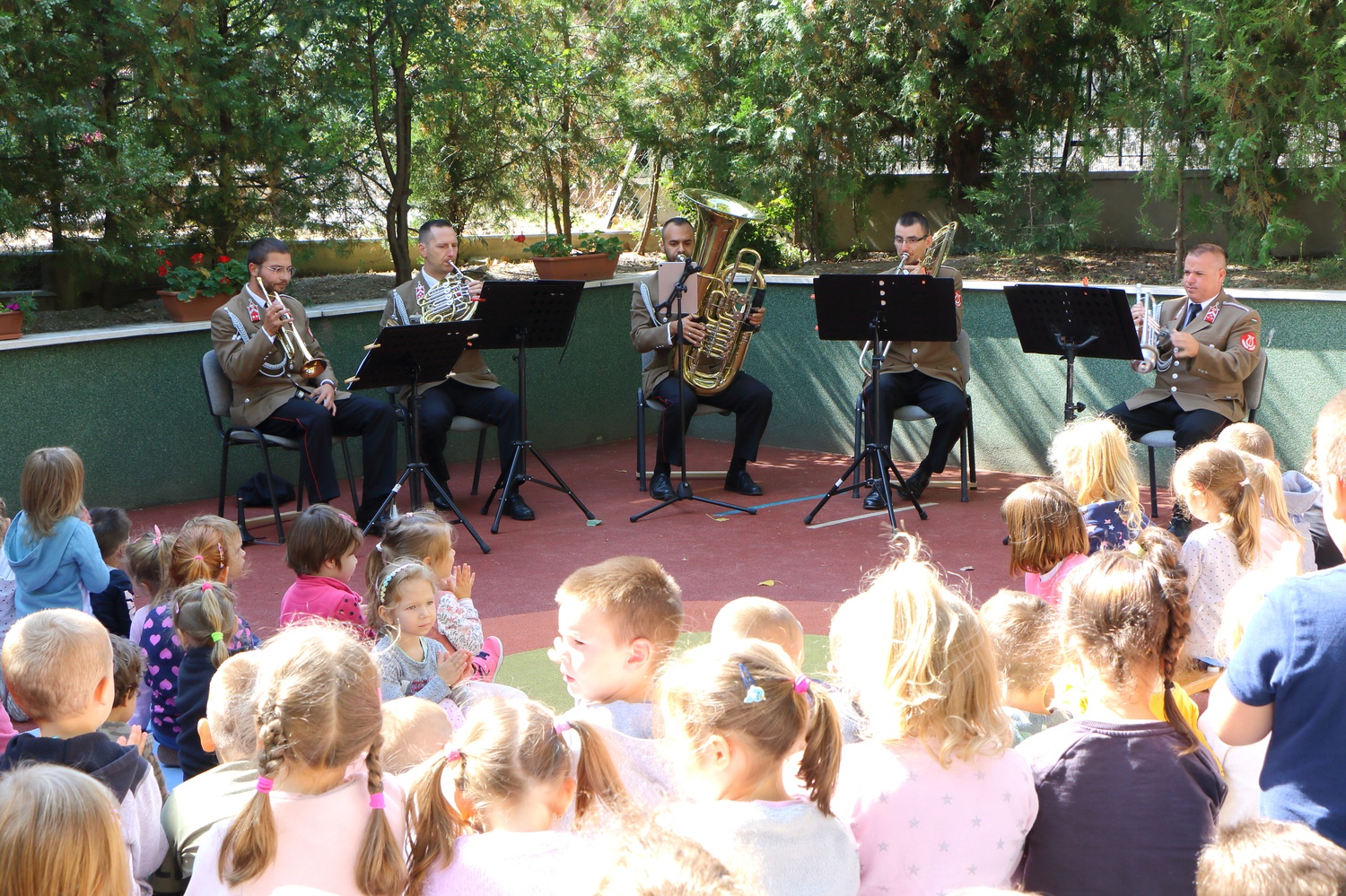 Brunszvik Teréz Óvodában a gyerekeknek játszottak a fehérvári katonazenészek